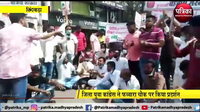 महंगाई के विरोध में युवा कांग्रेस का अनोखा प्रदर्शन, बीच सड़क पर जला दी बाइक और रसोई गैस का चूल्हा