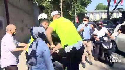 Bağımlı genç Beşiktaş’ı birbirine kattı… Önce annesine sonra polisin silahına saldırdı!