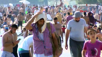 Menekşe Plajı'nda en kalabalık günlerden biri yaşandı