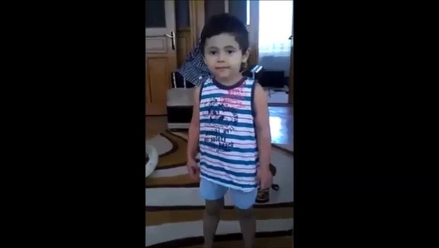 Çocuk, resmen düz duvara tırmandı