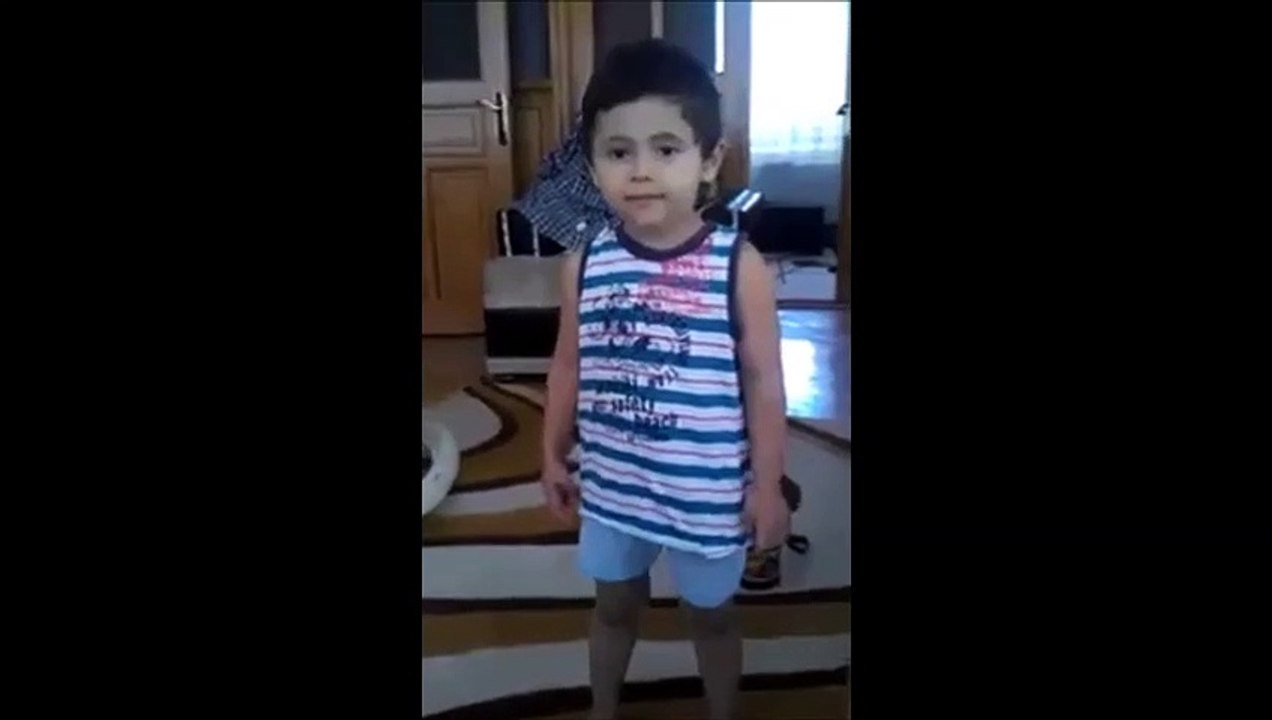 Çocuk, resmen düz duvara tırmandı