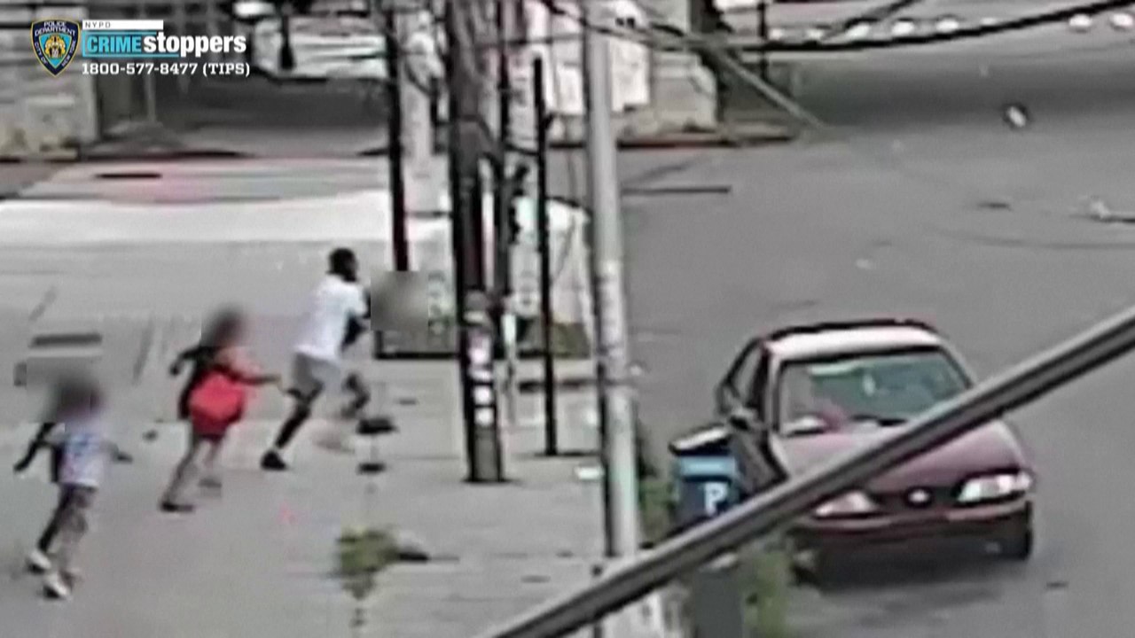 Une mère sauve son fils de 5 ans d'une tentative d'enlèvement à New York.