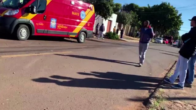 Veículos Gol se envolvem em colisão no Bairro Periolo e um deles capota