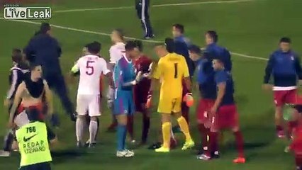 Sahada tekme ve tokatlar havada uçuştu