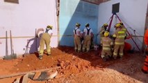 Homem tenta arrombar loja, cai em buraco e é resgatado por bombeiros