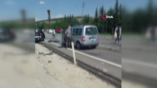 Makas atan otomobil ortadan ikiye bölündü: 1 ölü, 10 yaralı