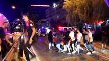 İzmir'de bıçaklı, kaldırım taşlı 'omuz atma' kavgası kamerada: 1 ölü, 3 yaralı