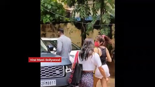 Janhvi Kapoor, Sara Ali Khan, Daisy Shah and Pooja Hegde Spotted at Santacruz