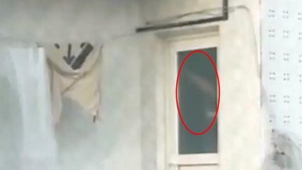 Buna yürek dayanmaz! Çocuğunu tavana asarak döven vicdansız, gözaltına alındı