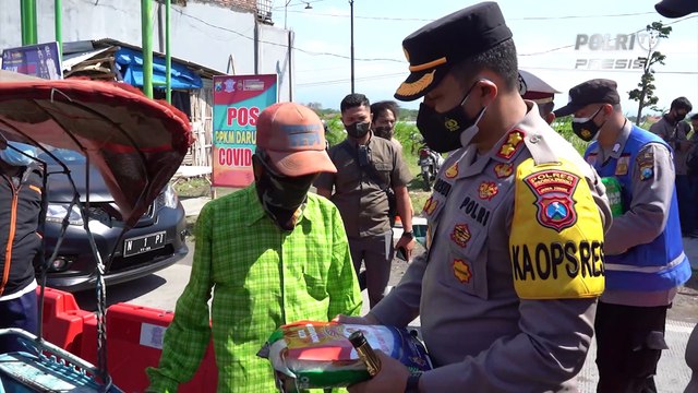 Kapolres Probolinggo Memantau PPKM Darurat Jawa Timur dan Memberikan Bantuan Sosial Bagi Pedagang