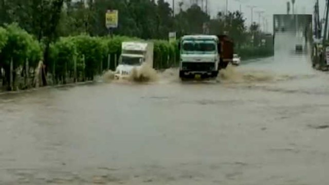 VIDEO: गुड़गांव में भारी वर्षा, निचले इलाकों में जलभराव, हाईवे जाम, कहीं-कहीं कमर तक पानी