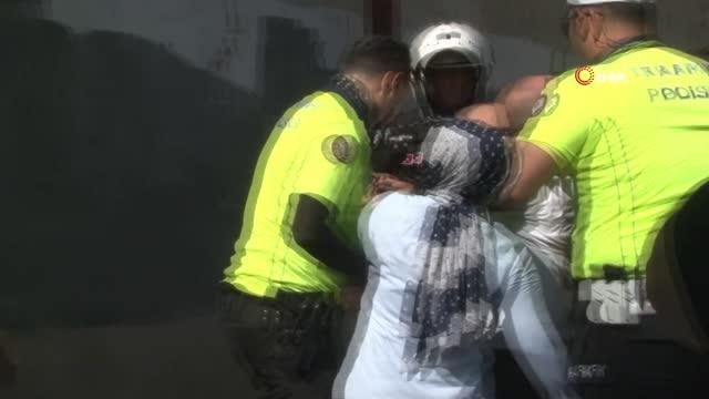 Ailesiyle tartışıp sinir krizi geçiren şahıs ortalığı birbirine kattı...Polisin silahını almaya çalışan şahıs etkisiz hale getirildi