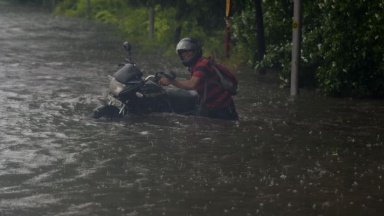 Delhi rains cause waterlogging in many areas