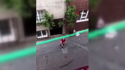 3. kata balta fırlattı, satırla tehdit etti