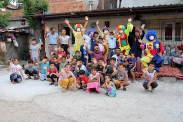 Palyaço olup gönülleri fethediyorlar