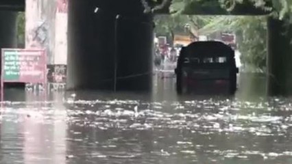 Скачать видео: Delhi Rain: Bus stuck in Prahladpur due to waterlogging