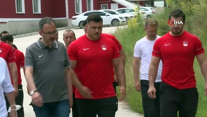 Bakan Kasapoğlu’ndan Tokyo 2020’ye katılacak milli güreşçilere ziyaret