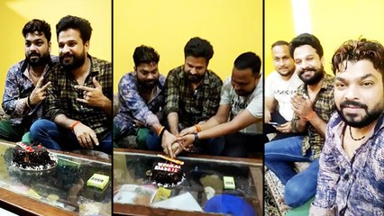 रितेश पांडे और आशीष वर्मा ने 'हेलो कौन' के 800 मिलियंस व्यूज का मनाया जश्न