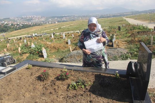 Vefat eden eşine verdiği sözü yerine getiren Neriman teyze, 75 yaşında liseden mezun olduldu