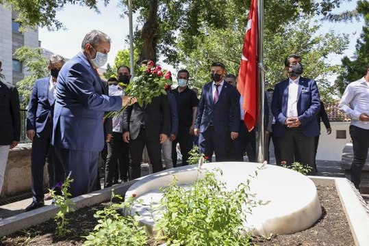 BBP Genel Başkanı Destici, Muhsin Yazıcıoğlu'nun kabrini ziyaret etti