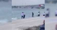 Saldırıdan kaçmak için denize atlayan vatandaşlar kamerada