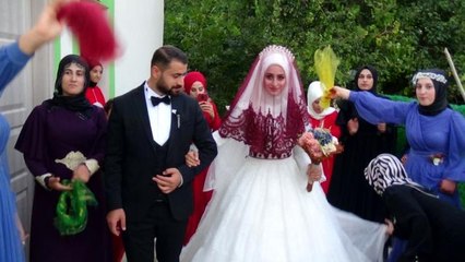 28 yıl önce PKK'nın 6 aylık iken 6 kurşunla yaralayarak yetim bıraktığı Ergün, dünya evine girdi