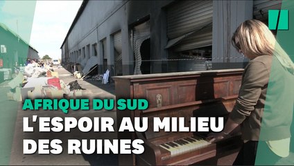 Cette Sud-Africaine joue du piano au milieu des rues dévastées de Durban