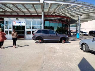 Son dakika: Hastane önündeki manzarayı görenler gözlerine inanamadı...Otomobili ile ters kapandan geçen sürücü bakın ne yaptı