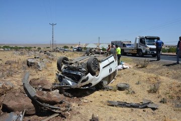 ŞANLIURFA - Hafif ticari araç şarampole devrildi: 8 yaralı