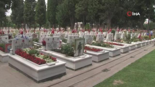 Edirnekapı Şehitliği'nde Kurban Bayramı arifesinde hüzün vardı