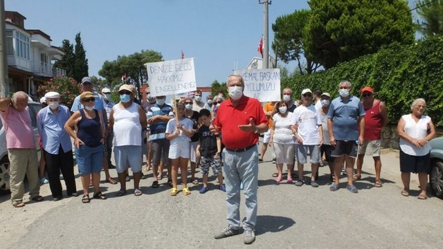 Balıkesir’de denize ulaşımı engellenen site sakinleri yol kapattı