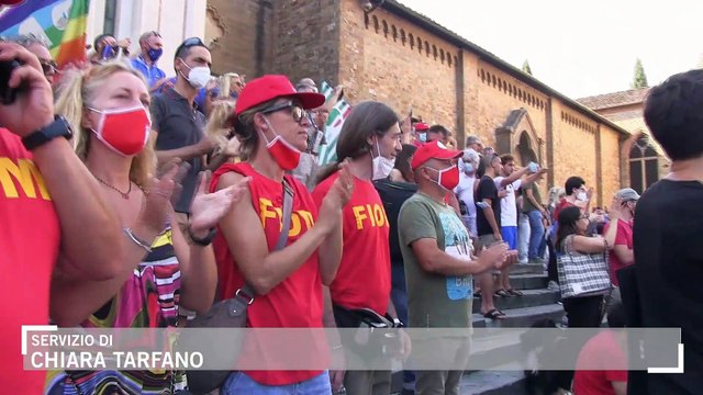 Firenze il lungo applauso agli operai Gkn in piazza: L'Italia siamo noi