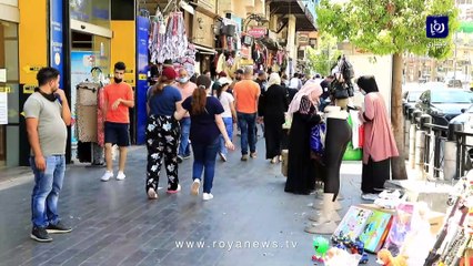 شاب يقدم ماء سبيل من وسط البلد في عمان للتخفيف من الاجواء الحارة على المواطنين