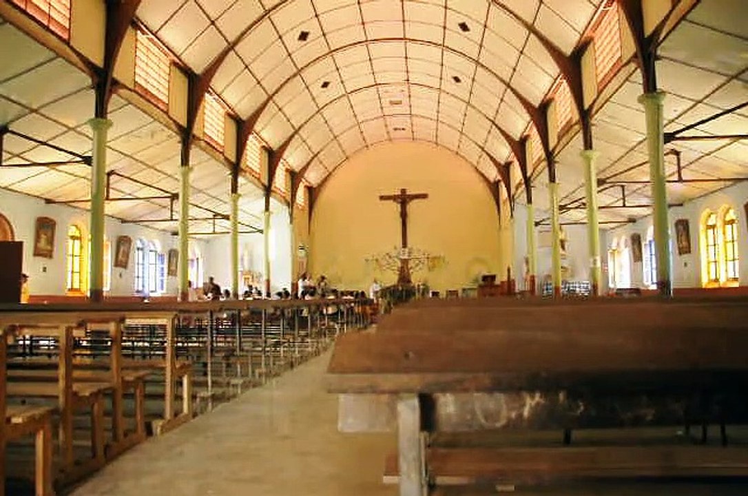 _DSC7875 Madagascar, Ambanja, Chants dans la Cathédrale CLIP MP4