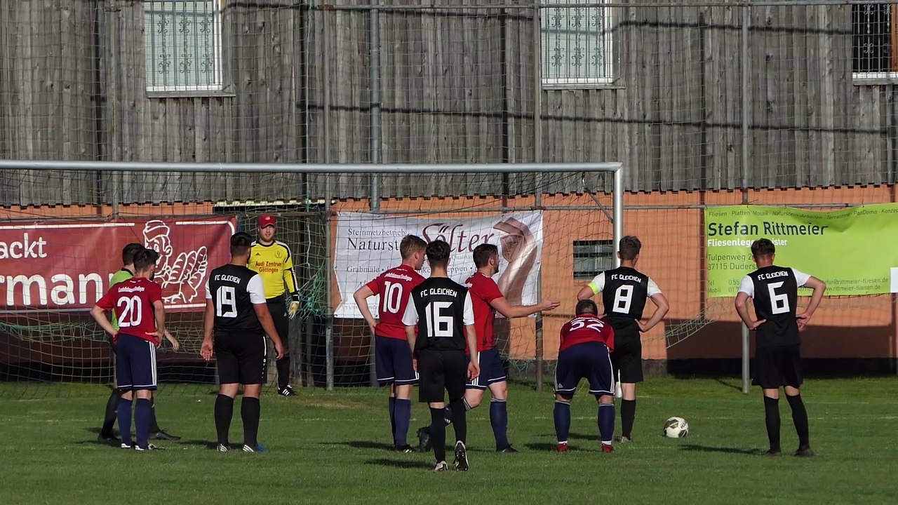 Maximilian Kluge vom TSV LaSeu II hält Elfmeter vom FC Gleichen