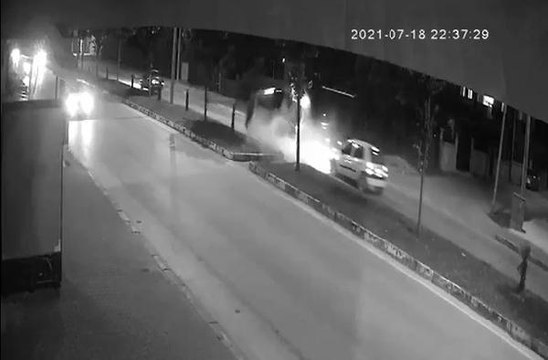 SÜRÜCÜSÜNÜN MAKAS ATMAYA ÇALIŞTIĞI OTOMOBİL DEVRİLDİ