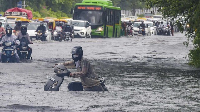Heavy rain lashes Delhi-NCR, waterlogging in several areas