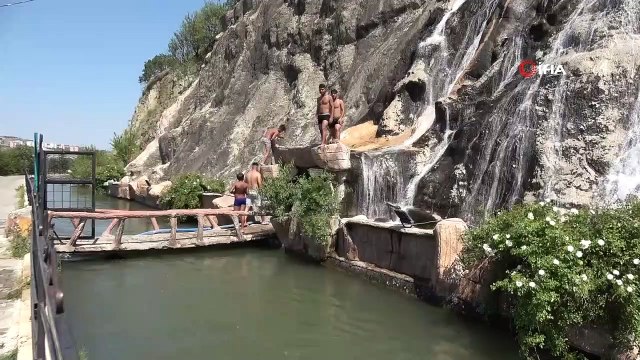 Termometreler 42 dereceyi gösterdi, sıcaktan bunalan gençler sulama kanalında serinledi