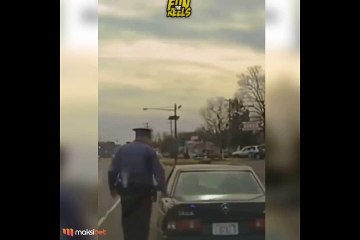 Polis arabanıza eliyle neden dokunur