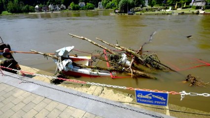 L'armée en renfort à Yvoir, pour renflouer le bac assurant la traversée versl'île.