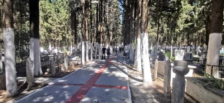 Kuşadası'nda mezarlıklar ziyaretçi akınına uğradı
