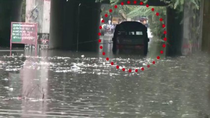 Скачать видео: Delhi: Heavy waterlogging under the Prahladpur underpass