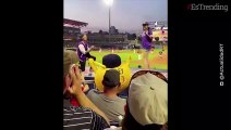 Hombre le pidió matrimonio a su novia en un partido de béisbol y ella huye del lugar llorando