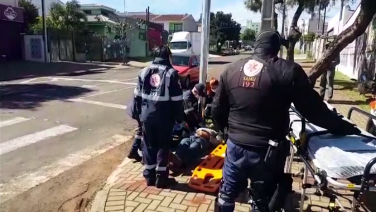 Inconsciente após sofrer mal súbito, homem é atendido por equipes do Samu na região do Bairro Parque Verde