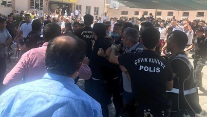 Baba ve oğulun katıldığı seçimde üyeler birbirlerine girdi, kavgayı polis güçlükle ayırdı