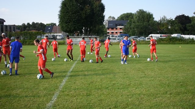 Jeu de la chaise musicale mais avec ballon (par Simon Barzyczak)