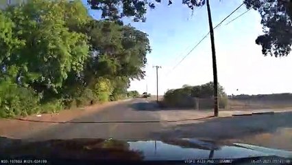 Une voiture fait un vol plané devant eux... incroyable