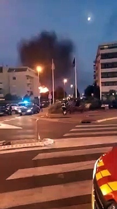 Une maison en feu sur le bord de mer de Saint-Laurent-du-Var