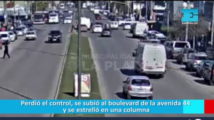 Perdió el control, se subió al boulevard de la avenida 44 y se estrelló en una columna