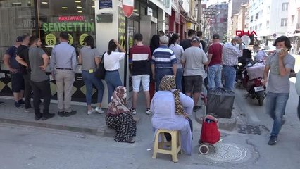 ESKİŞEHİR'DE 'UCUZ BAKLAVA' KUYRUĞU